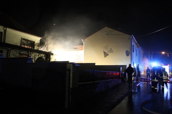 Das angrenzende Haus konnte vor den Flammen gerettet werden.