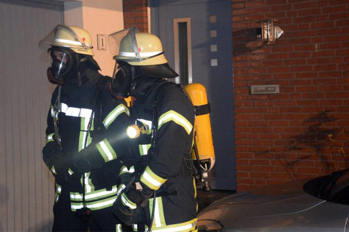 Die Feuerwehrleute konnten nur mit Atemschutzmasken in das Haus gehen, um die restlichen Flammen zu löschen.