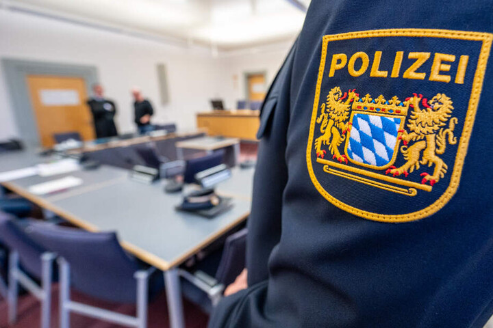 Polizisten nahmen der Frau den Hund weg und brachte ihn ins Münchner Tierheim. (Symbolbild)