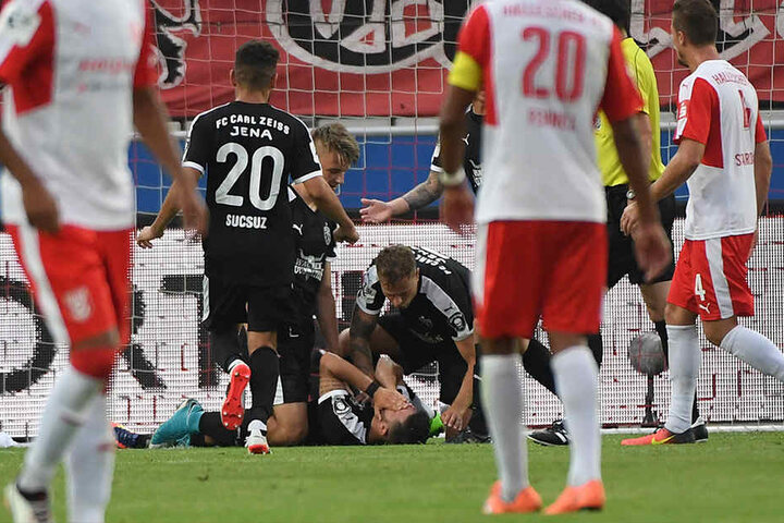David Tuma lag nach dem Zusammenstoß am Boden.