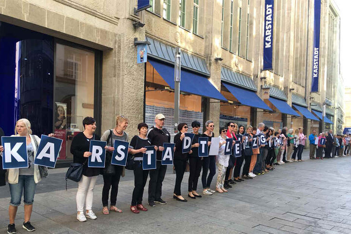 "Karstadt Leipzig muss bleiben" stand auf Schildern, die die Demonstranten in die Kameras hielten.