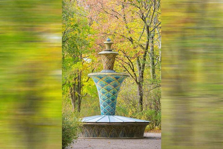Wurde schon abgedreht: Der nachts sonst bunt leuchtende Mosaikbrunnen im Großen Garten ist bereits winterfest eingehaust.