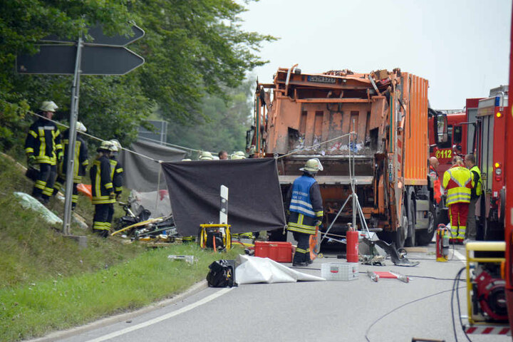 Bei dem schrecklichen Unfall kippte ein Müllwagen auf ein vollbesetztes Auto. Alle fünf Familienmitglieder, darunter zwei Kinder, starben bei dem Unglück.
