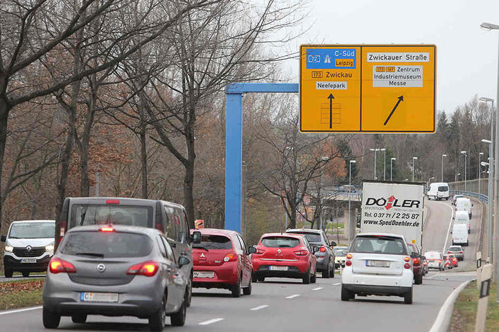 Nadelöhr Überflieger: Wer vom Südring zur Autobahn will, muss sich links einordnen.