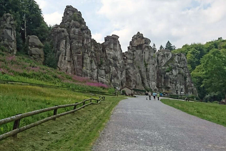 In der spektakulären Naturkulisse der Externsteine könnt Ihr am Abend eine Krimilesung hören.