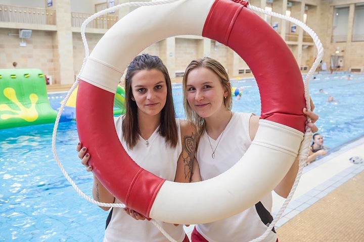 „Wir freuen uns über den großen Ansturm“, erzählten die Lehrlinge Vanessa Spangenberg (19) und Michelle Schmidt. (19).