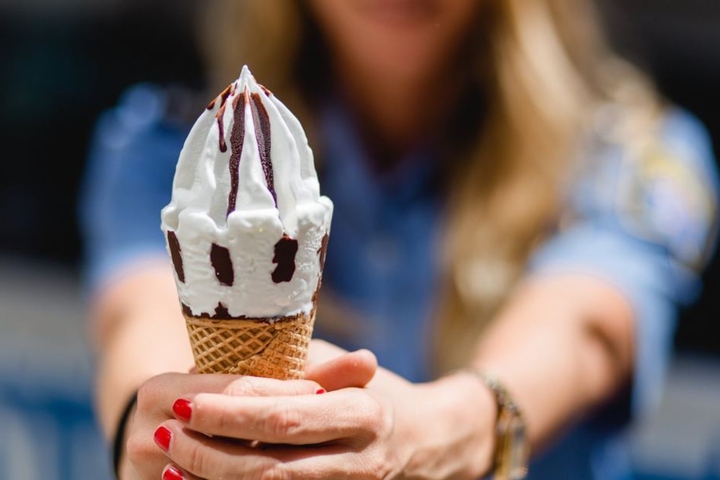 Mhmmmmm, lecker: Eine Polizistin präsentiert ihre süße Abkühlung.