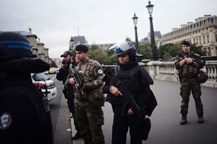 Polizeibeamte nach der Messerattacke in Paris Anfang Oktober.