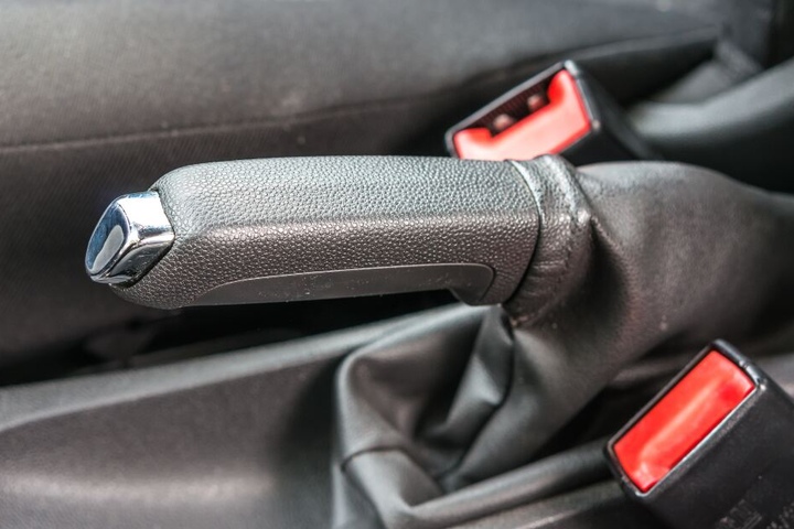 Obwohl die Handbremse angezogen war, rollte das Auto los und erfasste das Kind. (Symbolbild)