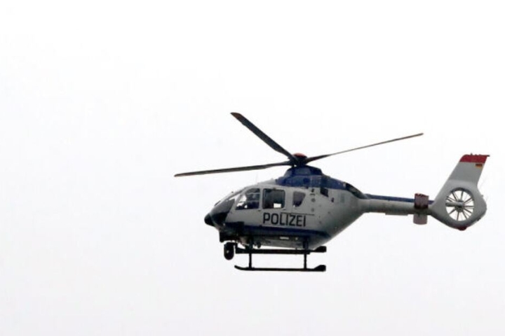 Mit einem Polizeihubschrauber wurde nach der Frau gesucht.