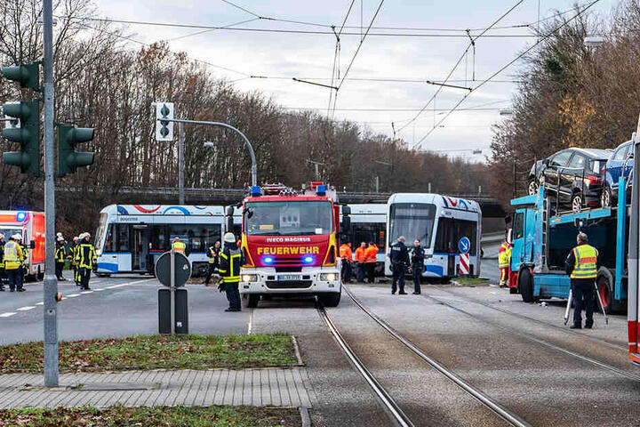Die Feuerwehr war mit insgesamt 55 Einsatzkräften vor Ort.