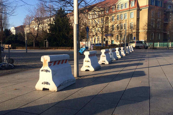 Zehn "Nizza-Sperren" auf dem Jorge-Gomondai-Platz sollen den Zugang vom Albertplatz her sichern.