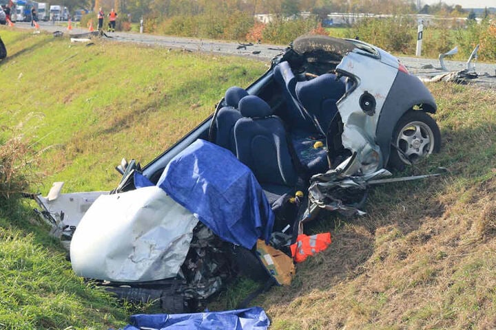 Die Frau verstarb noch im Fahrzeugwrack.