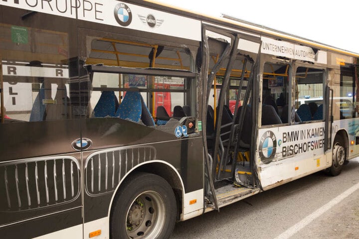 Die rechte Bus-Seite wurde stark beschädigt.