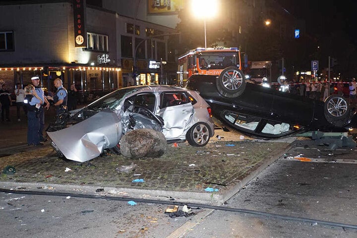 Es grenzt an ein Wunder, dass abgesehen von den beiden Fahrer, niemand sich im Ampelbereich aufgehalten hat und verletzt wurde.