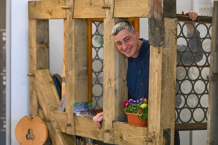 Veit Müller berät für den Bauernhaus-Freundeskreis Bauherren auf der Messe. Bauen ist Müllers Leidenschaft. Er hat selbst ein großes Gehöft in Großnaundorf wunderschön saniert.