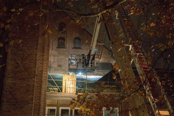 Der Dachstuhl des Anbaus der Hauptkirche Sankt Katharinen in Hamburg geriet am Montagabend in Brand.