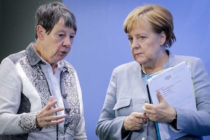 Angela Merkel im Gespräch mit Umweltministerin Barbara Hendricks (SPD).