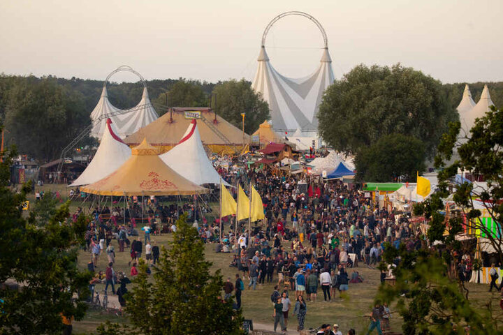 Ein junger Mann ist auf dem "Fusion"-Festival ums Leben gekommen.
