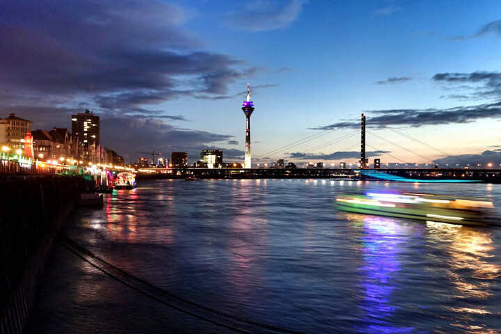 Auch in Düsseldorf ist der Rhein-Pegel niedrig.