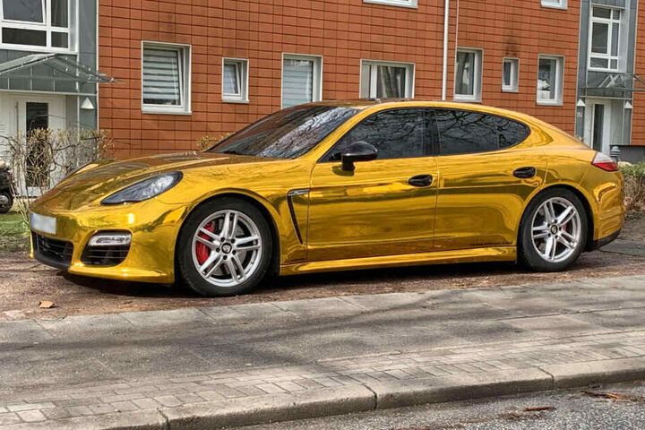 Dieser Goldfolien-Porsche wurde von der Hamburger Polizei aus dem Verkehr gezogen.