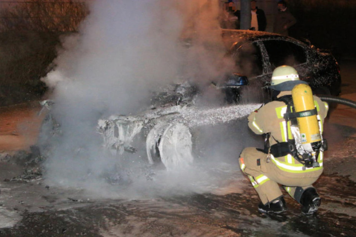 Die BMW-Limousine wurde durch das Feuer zerstört.
