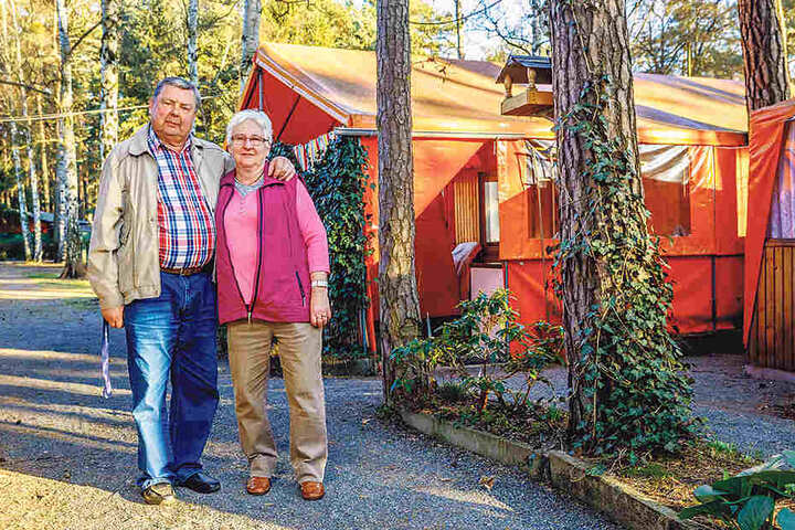 Seit 1965 sind Christa (73) und Bernd Machui (76) aus Dresden auf dem Platz:
„Wenn andere in den FDGB-Urlaub fuhren, waren wir hier.“ Auch Sohn Steffen
wurde hier groß. „Wir konnten ihn immer im Schlauchboot auf dem See beim
Baden beobachten.“