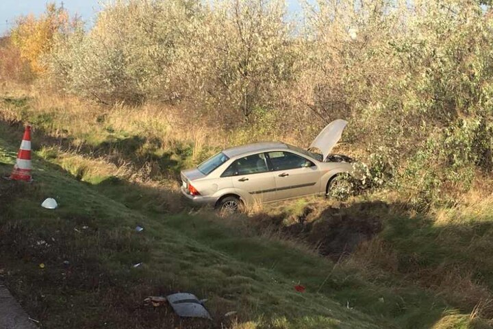 Ein nachfolgender Ford legte eine Vollbremsung ein, verlor dabei die Kontrolle und landete im Straßengraben.
