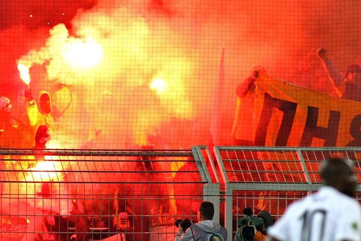 Zahlreiche Dynamo-Anhänger waren mit nach Dortmund gereist, sorgten für großartige Stimmung eine umstrittene Pyro-Show.