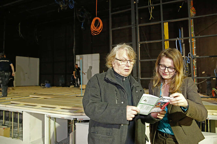 Kabarettchef Wolfgang Schaller (76) und Kulturbürgermeisterin Annekatrin
Klepsch (39, Linke) studieren im neuen Saal das Programmheft der
Herkuleskeule.