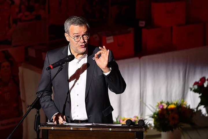 Jörg Dittrich bei seiner Rede. Der DSC-Vorstands-Chef freute sich, dass gestern Abend zwei Sponsoren jeweils 10.000 Euro spendierten und OB Dirk Hilbert 5000 Euro versprach.