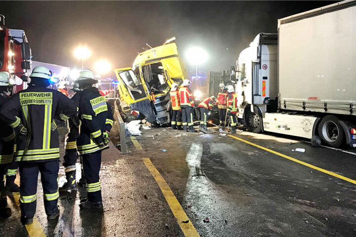Drei Lastwagen und ein Kleintransporter waren an dem Unfall beteiligt.