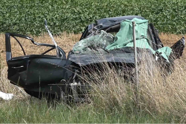 Der Kleinwagen schanzte über eine Leitplanke und überschlug sich mehrfach.