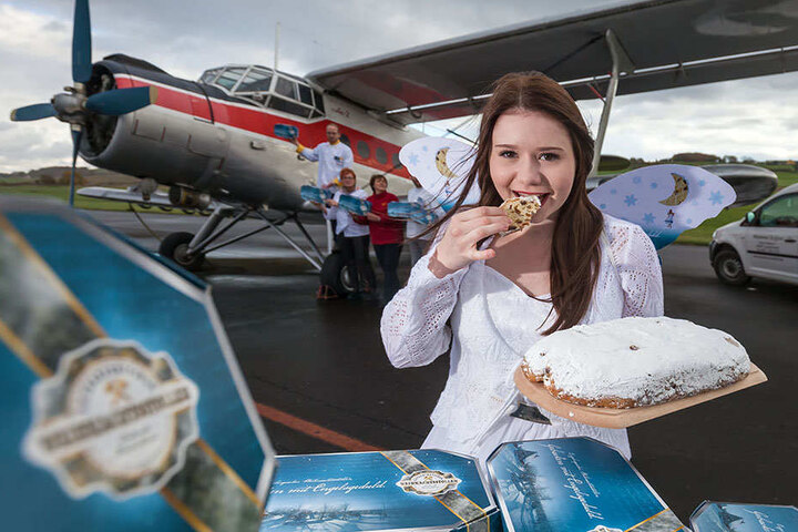 Die "Anna" steht zum Transport bereit: Stollenengel Nele (17) und ihre Helfer
beladen das Flugzeug symbolisch mit Stollen, die mittlerweile in die ganze Welt
verschickt werden.