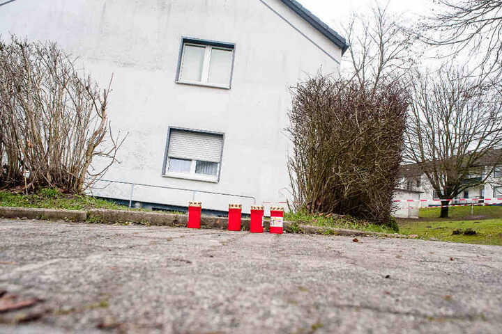 Trauernde haben schon erste Kerzen vor dem Haus aufgestellt.