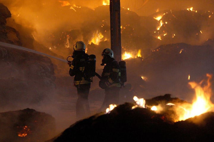 Die enorme Höhe der Flammen und die enorme Hitze machte den Feuerwehrleuten zu schaffen.
