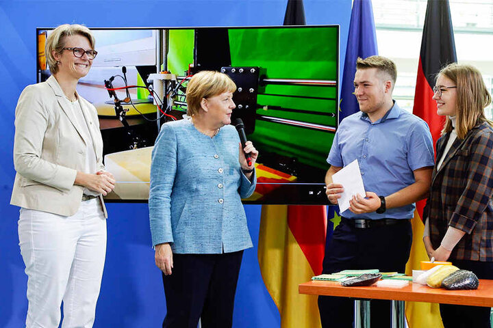 Die Sieger des Bundeswettbewerbs "Jugend forscht" wurden in Berlin von Kanzlerin Angela Merkel (64, CDU) empfangen.