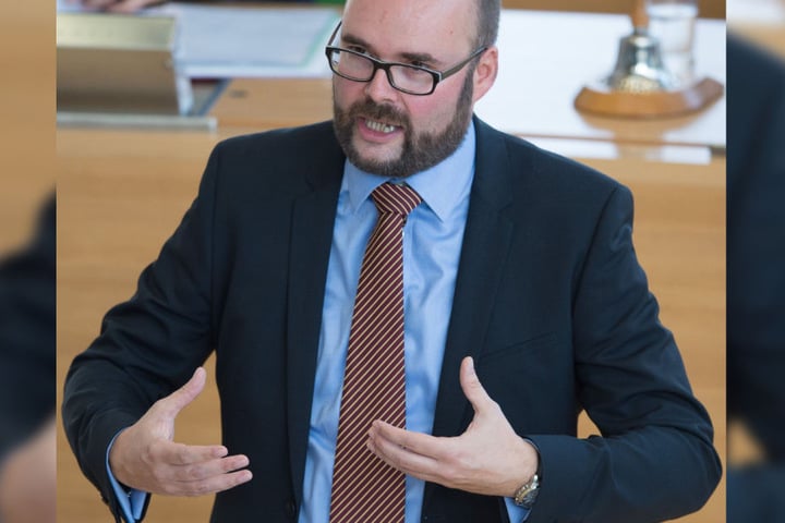 "Mädchen und Jungen, die sexuelle Gewalt erleben, benötigen dringend kompetente Ansprechpersonen, die ihre Signale erkennen und wissen, was sie im Verdachtsfall zu tun haben", so Kultusminister Christian Piwarz (CDU)