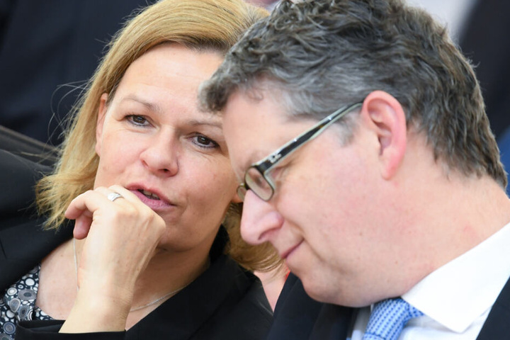 Faeser und der Fraktionsvorsitzende Thorsten Schäfer-Gümbel unterhalten sich am 02.04.2019 während der Plenarsitzung des Hessischen Landtags miteinander.