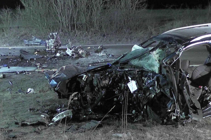 Die Unfallfahrzeuge sind nur noch Wracks.