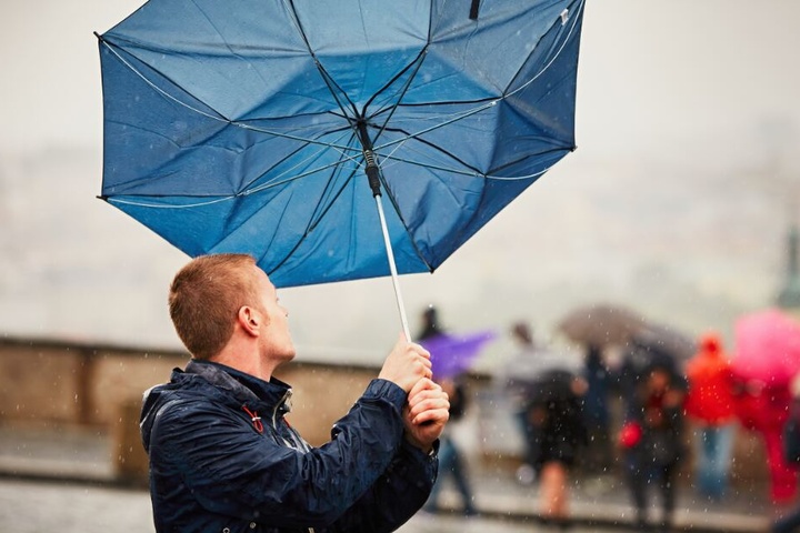 Der Regenschirm wird Euch auch in den nächsten Tagen um die Nase wehen.