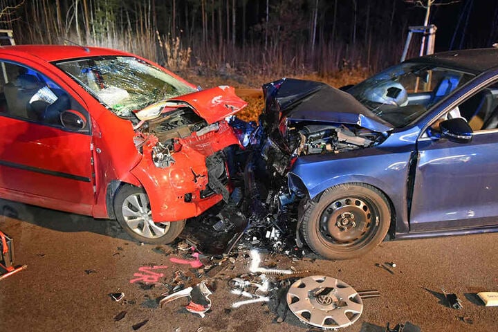 Die Fahrerin des roten Citroen verstarb noch am Unfallort, die andere wurde schwer verletzt.