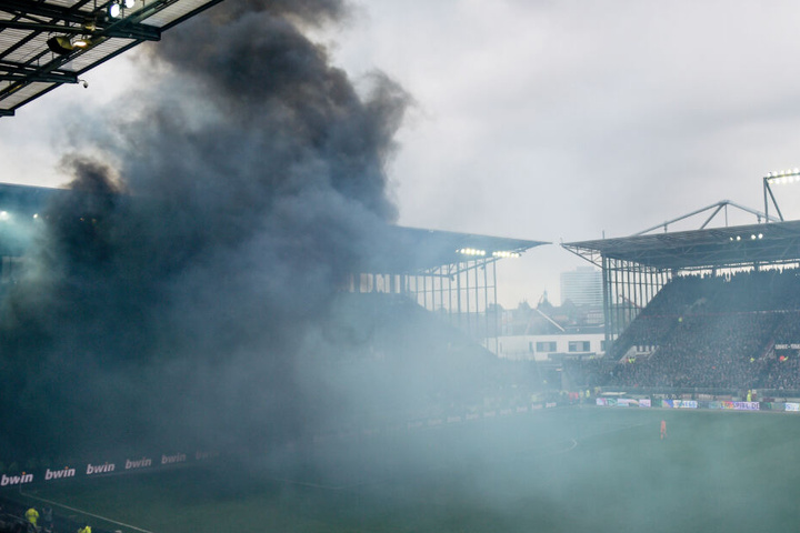 Nach einer Pyro-Aktion von HSV-Fans zieht eine schwarze Rauchwolke durch das Millerntor-Stadion.