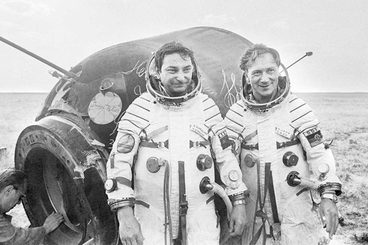 Ewige Helden: Sigmund Jähn und Valery Bykowsky 1978 nach der Landung mit Sojus 31.