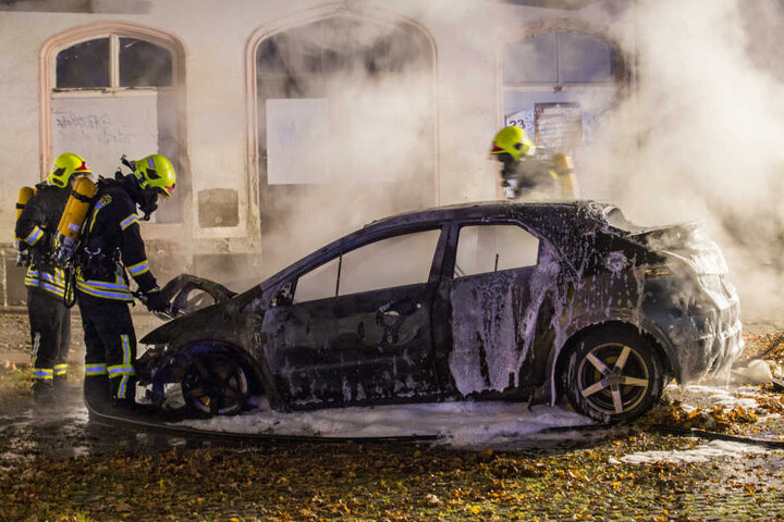 Die Feuerwehr konnte ein Übergreifen der Flammen auf den Bahnhof verhindern.