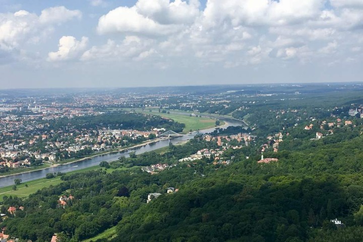 ...und elbabwärts Richtung Blaues Wunder und Innenstadt.