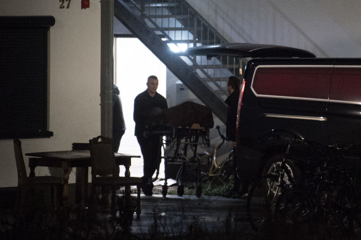 Bestatter transportierten am 3. Dezember die Leiche der 17-Jährigen aus einer städtischen Unterkunft in Sankt Augustin ab.