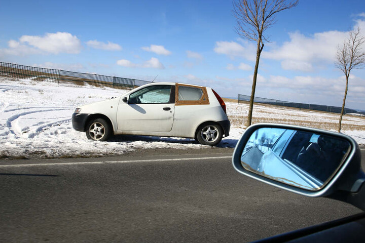 Das hintere Fenster auf der Fahrerseite ist kaputt und nur notdürftig repariert.