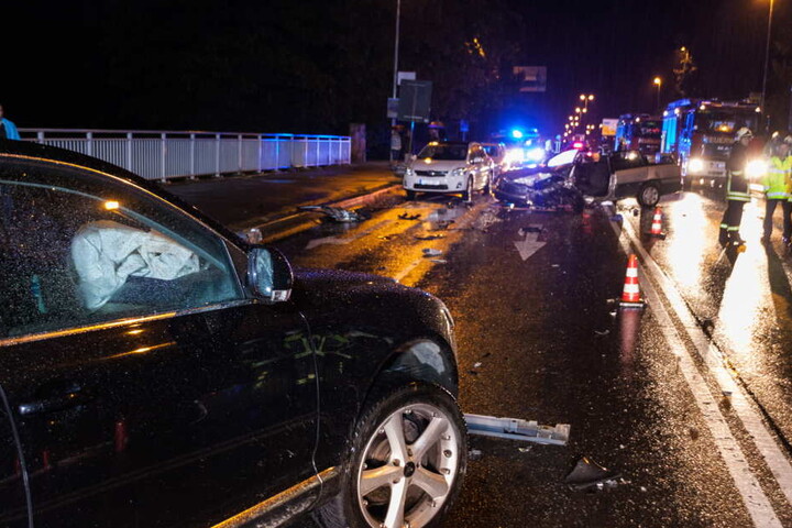 Die Muldenbrücke war während der Bergung stundenlang gesperrt.