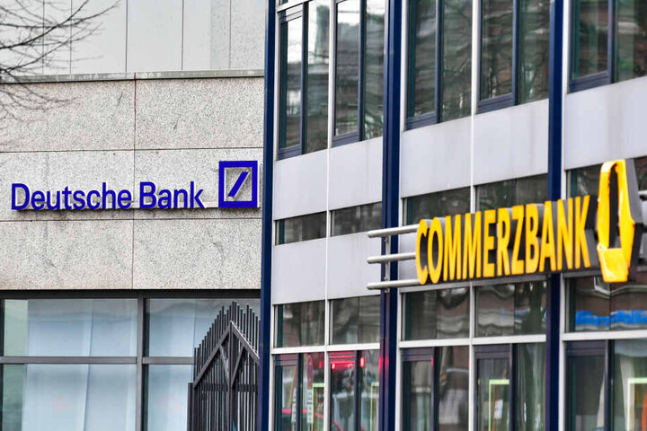 Das Foto zeigt zwei Filialen der Großbanken. (Symbolbild)